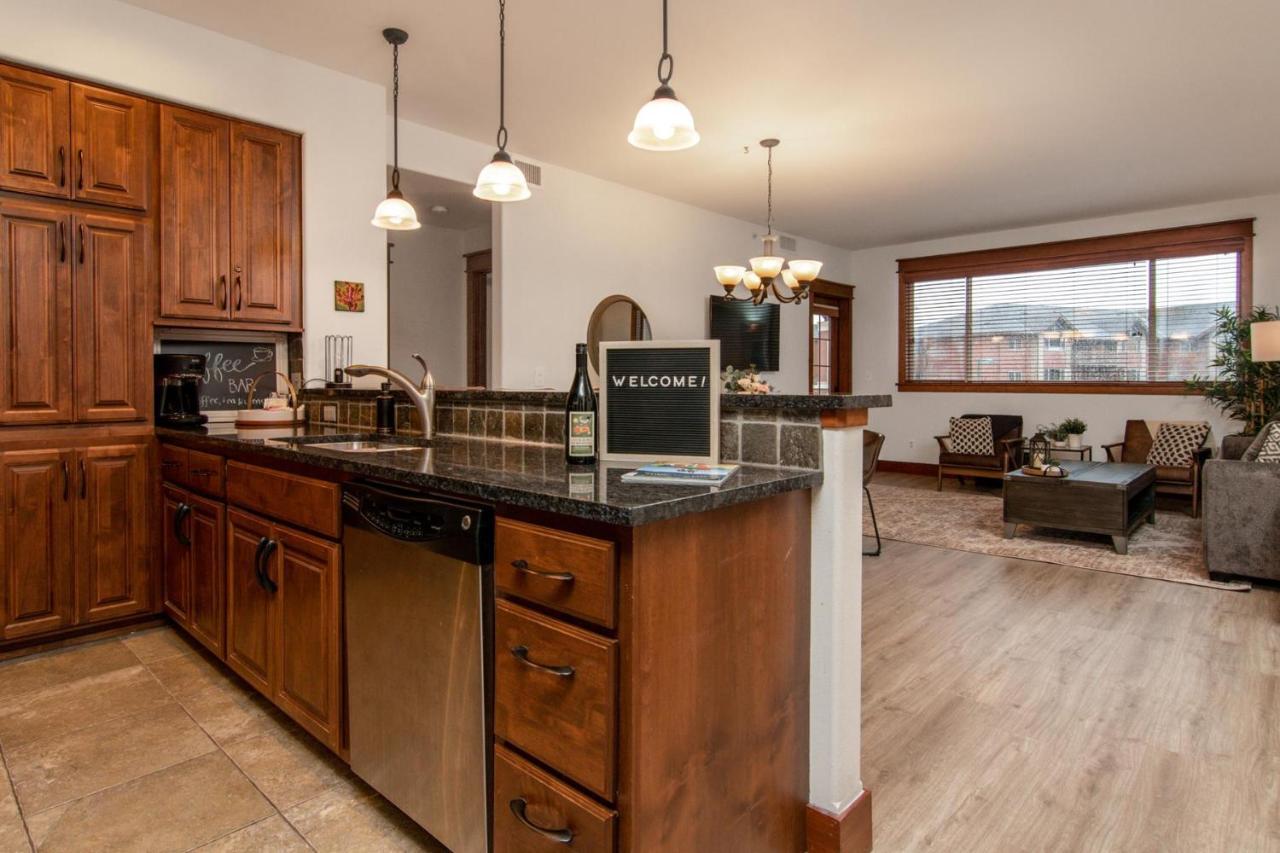 Modern Riverstone Condo With Grand Deck - Steps To Shops, Restaurants, Trails And River كويور دي أليني، أيداهو المظهر الخارجي الصورة